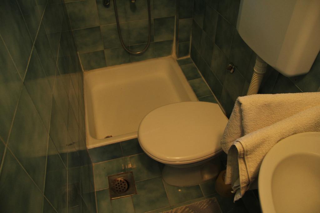 Novalja Guesthouse Economy Rooms Exteriör bild