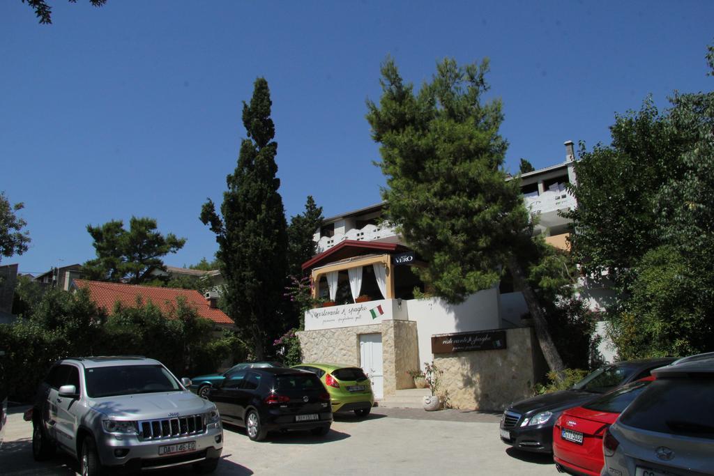 Novalja Guesthouse Economy Rooms Exteriör bild